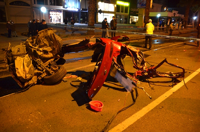 Ağaca çarpan otomobil parçalara ayrıldı