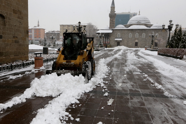 Erzurum'da kar timlerinin mesaisi başladı