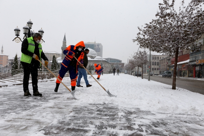 Erzurum'da kar timlerinin mesaisi başladı