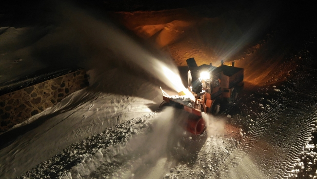 Kar timlerinin sıfırın altında 25 derecede zorlu mesaisi