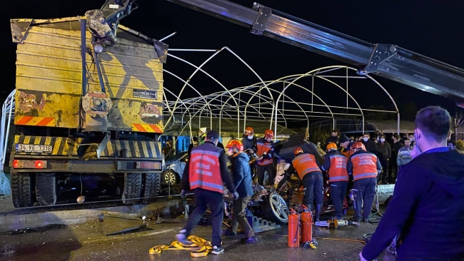 Sakarya'da kamyon otomobillerin üzerine devrildi