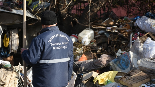Mersin'de 'çöp ev'den 30 ton atık çıkarıldı