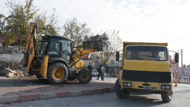 Mersin'de 'çöp ev'den 30 ton atık çıkarıldı