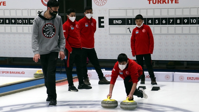 Kars Çayı'nda curling oynayan çocukların hayalleri gerçek oldu