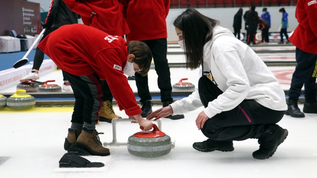 Kars Çayı'nda curling oynayan çocukların hayalleri gerçek oldu