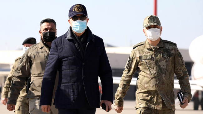 Bakan Akar ve komuta kademesi sınır hattında