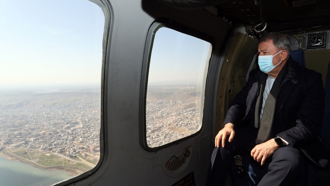 Bakan Akar ve komuta kademesi sınır hattında