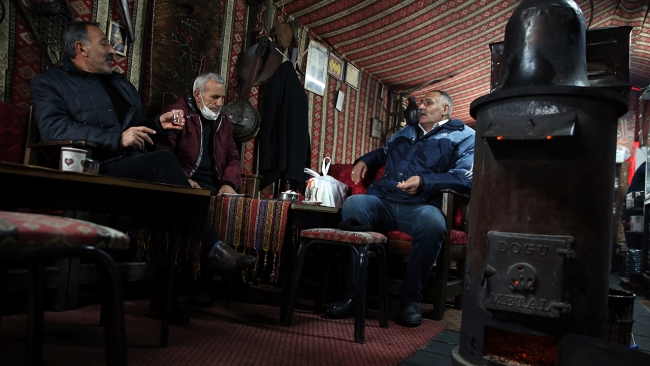 'Dadaşlar' kıraathanede kıtlama çay keyfine kavuştu
