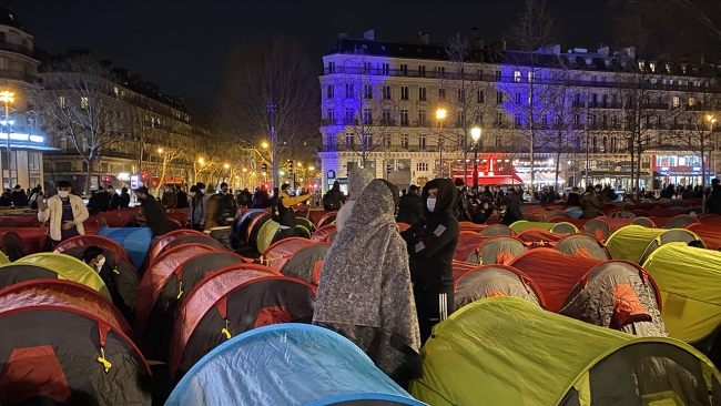 Sığınmacılar Paris'te kamp kurarak hükümete tepki gösterdi