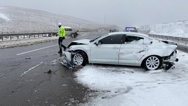 Niğde-Adana Otoyolu'nda zincirleme kaza: 5 yaralı