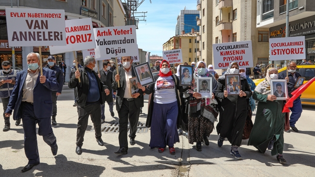 Vanlı aileler HDP İl Başkanlığı önünde eylem yaptı