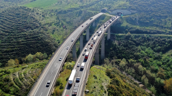 Otoyollarda 'tam kapanma' yoğunluğu