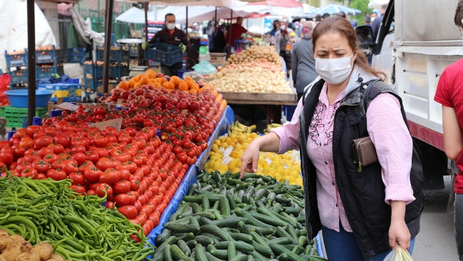 Pazar esnafı tezgahlarını açtı