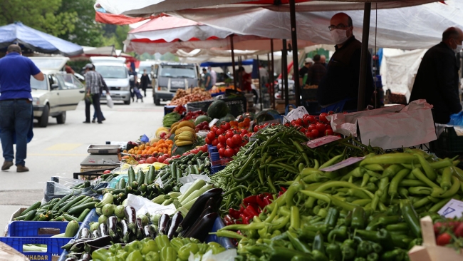 Pazar esnafı tezgahlarını açtı