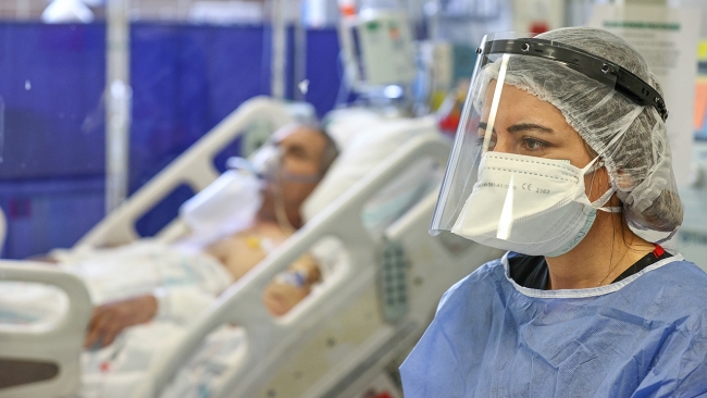 Sağlık çalışanları bayramı görev başında geçiriyor