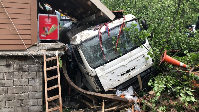 Rize'de beton mikseri marketin üzerine yuvarlandı