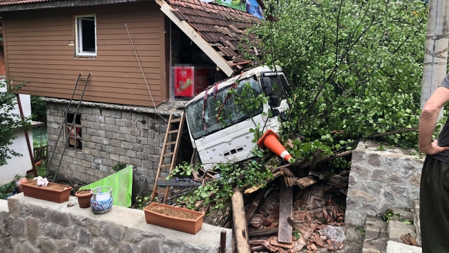Rize'de beton mikseri marketin üzerine yuvarlandı