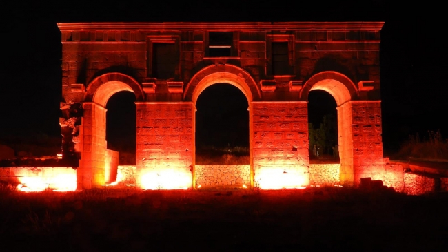 Türkiye'nin sembol yapıları kırmızıya büründü