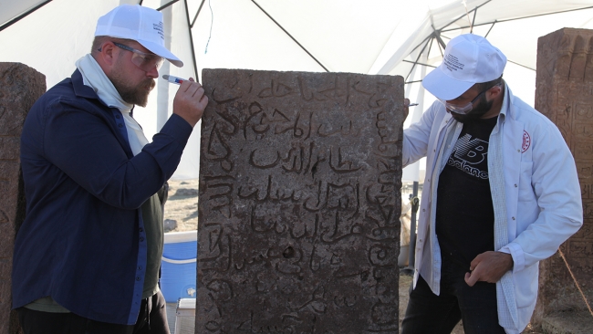 Ahlat Selçuklu Mezarlığı'nda mezar taşları ayağa kaldırılıyor