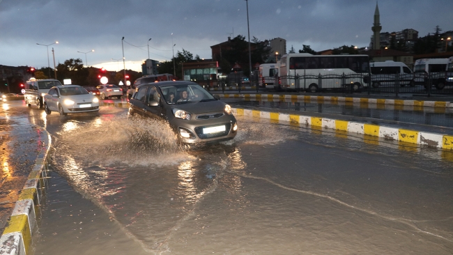 Yozgat'ta kuvvetli rüzgar çatıları uçurdu