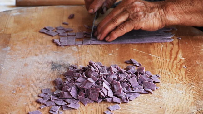 Kırmızı patatesten ekmek, tatlı ve makarna yaptılar