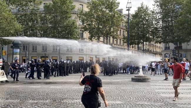 Fransa'da aşı karşıtları yine meydanlarda