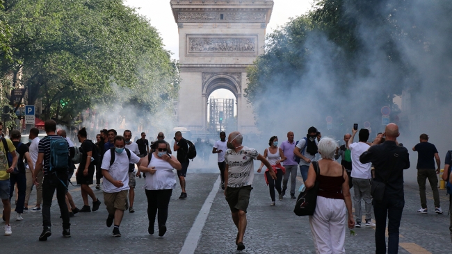 Fransa'da aşı karşıtları yine meydanlarda