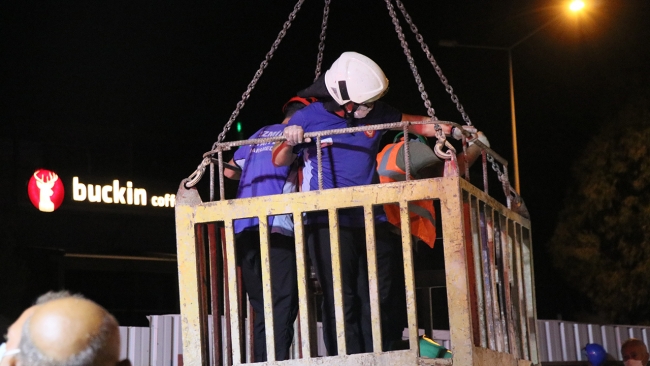 İzmir'de otomobil 25 metrelik boşluğa düştü