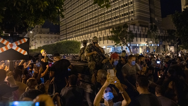 Tunus'ta demokrasiye müdahale: Cumhurbaşkanı, Başbakanı görevden aldı