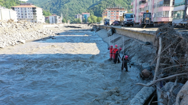Jandarmanın kadın personeli kayıpları arıyor