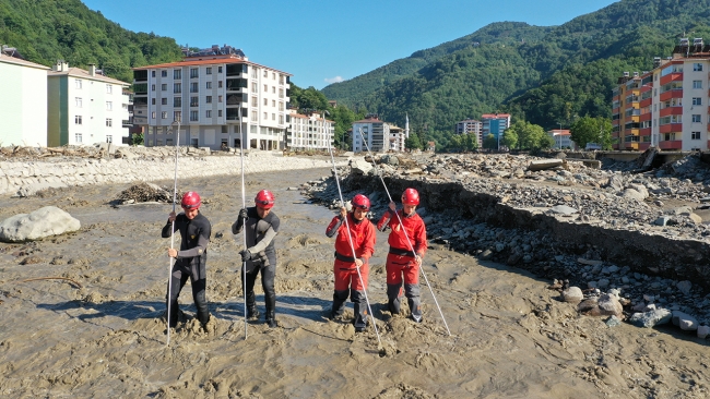 Jandarmanın kadın personeli kayıpları arıyor