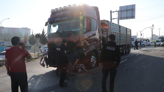 Kütahya'da öğrenci servisi ile tır çarpıştı: 4 yaralı