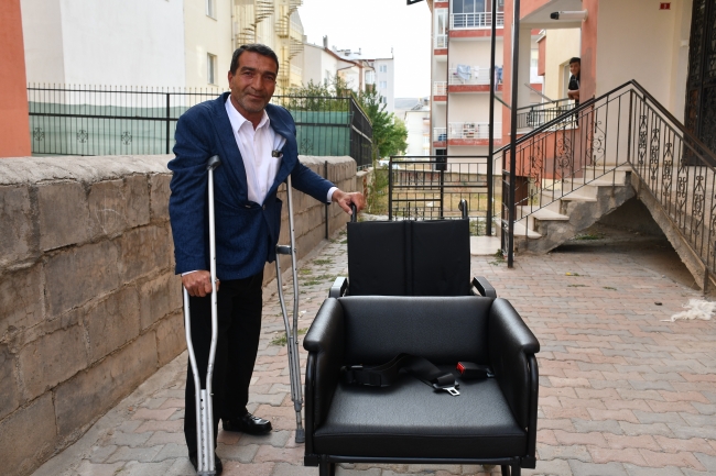 Cam kemik hastası ikizler için özel sandalye üretildi