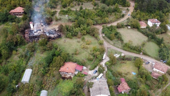Karabük'te yangın: 4 ev kullanılmaz hale geldi