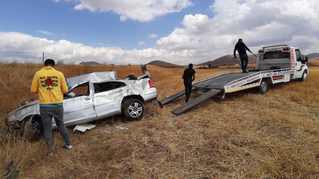 Adana'da otomobil devrildi: 1 ölü, 2 yaralı