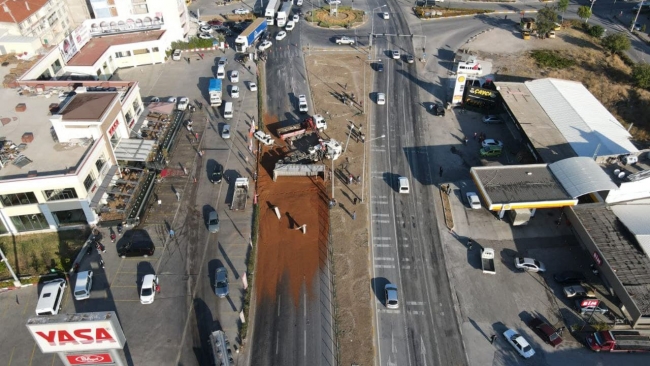 Devrilen yem yüklü tır kara yolunda ulaşımı aksattı