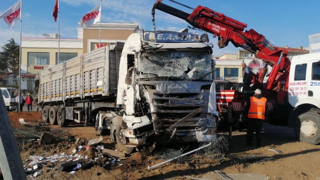 Devrilen yem yüklü tır kara yolunda ulaşımı aksattı
