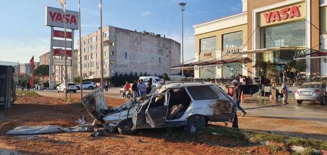 Devrilen yem yüklü tır kara yolunda ulaşımı aksattı