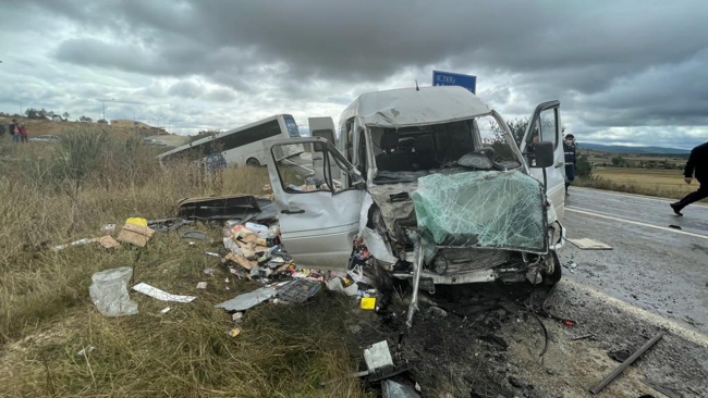 Yolcu otobüsü minibüsle çarpıştı: 10 yaralı