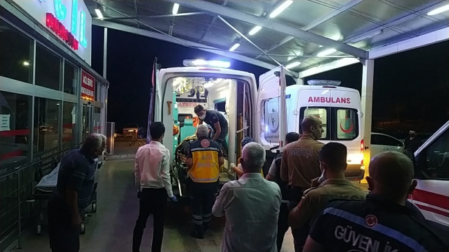 Adana'da polis aracı kaza yaptı: 2'si polis 5 kişi yaralandı