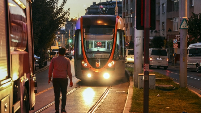 Güngören'de minibüs tramvay yoluna devrildi