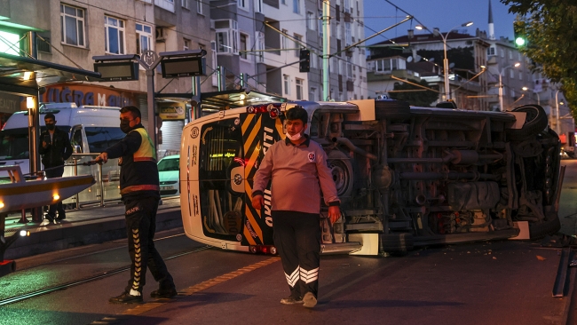 Güngören'de minibüs tramvay yoluna devrildi