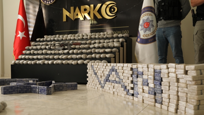 Zehir tacirlerine darbe: 1 tonun üzerinde uyuşturucu ele geçirildi