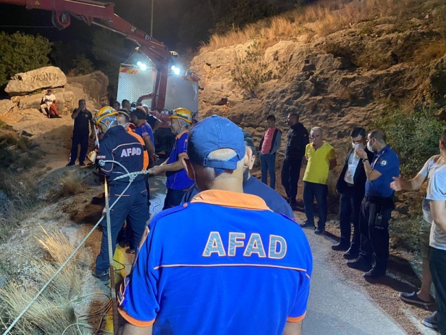 Özçekim yaparken uçurumdan düşen 2 kişiden 1'i öldü