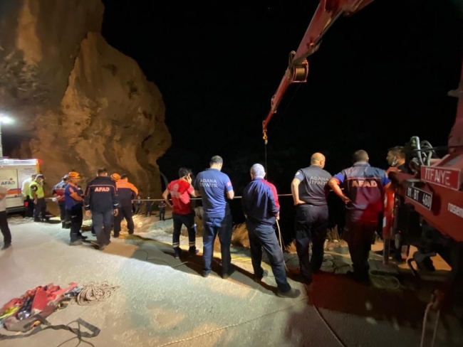 Özçekim yaparken uçurumdan düşen 2 kişiden 1'i öldü