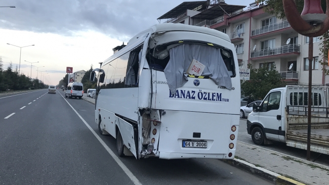 Uşak'ta yolcu otobüsü midibüse çarptı: 3 yaralı