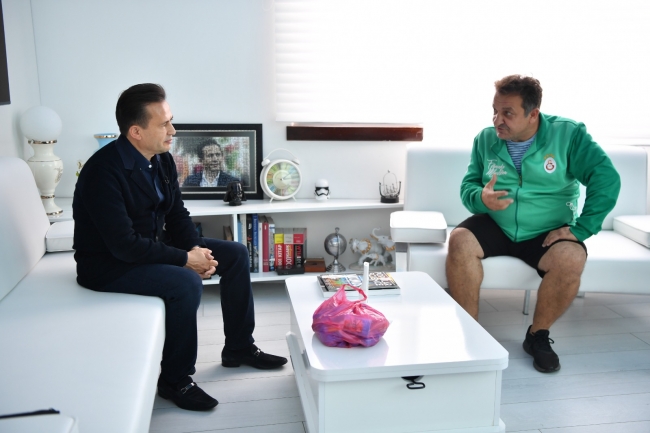 İhtiyaç sahiplerine tekerlekli sandalye almak için her gün kapak topluyor