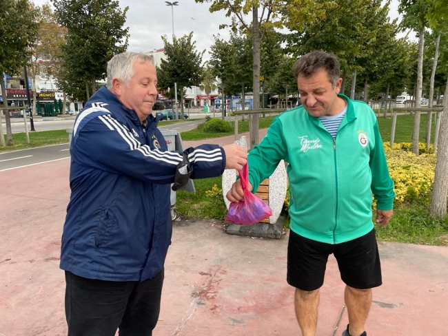 İhtiyaç sahiplerine tekerlekli sandalye almak için her gün kapak topluyor