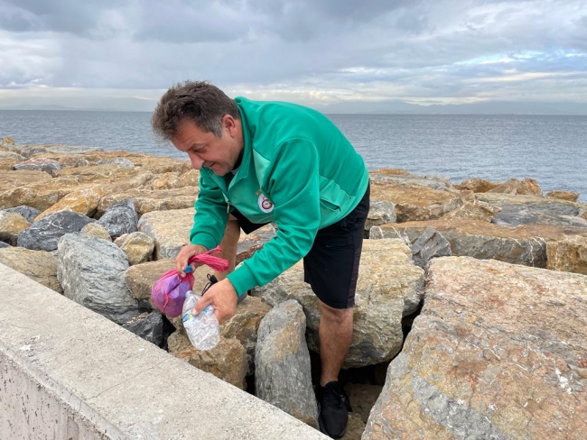 İhtiyaç sahiplerine tekerlekli sandalye almak için her gün kapak topluyor