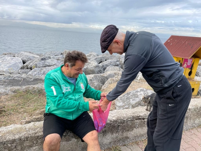 İhtiyaç sahiplerine tekerlekli sandalye almak için her gün kapak topluyor